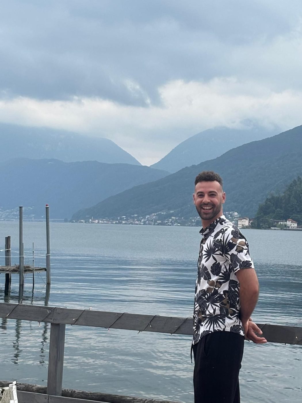Edgar Romero junto a un lago entre montañas
